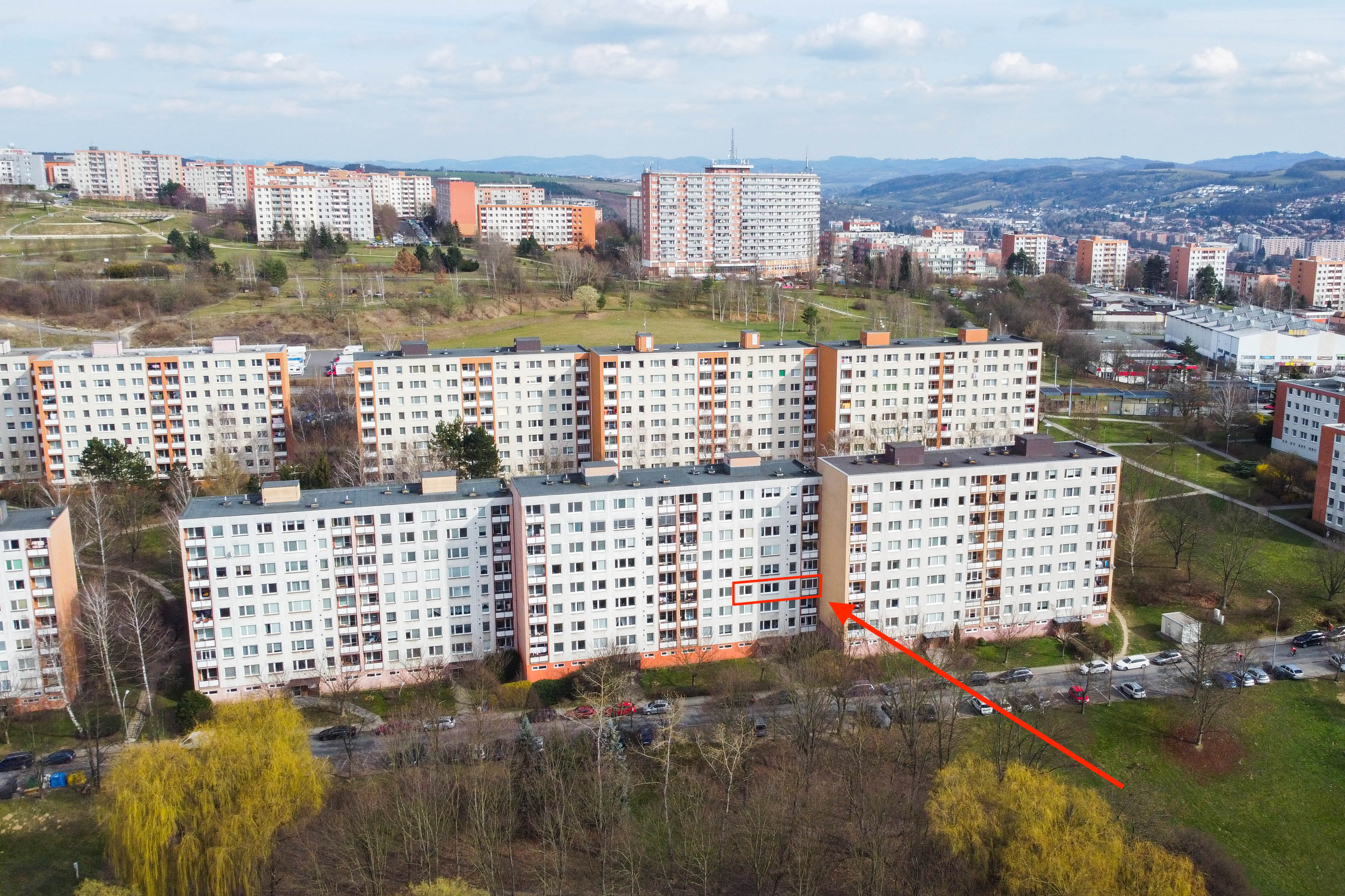 panelové sídliště z dronu s vyznačením polohy bytu